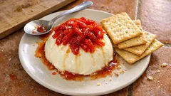 Queso crema con pimiento rojo en almíbar: el entrante frío que se prepara con antelación