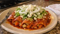 Enchiladas queretanas: salsa de guajillo suave y relleno cremoso de patata