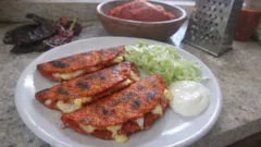 Quesadillas potosinas caseras: masa enchilada con guajillo y queso, hechas a la plancha