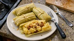 Hallaquitas de chicharrón: masa de maíz tierna en hojas, con sofrito bien sabroso