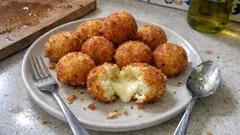 Bolitas de patata con queso al horno: crujientes por fuera y cremosas por dentro